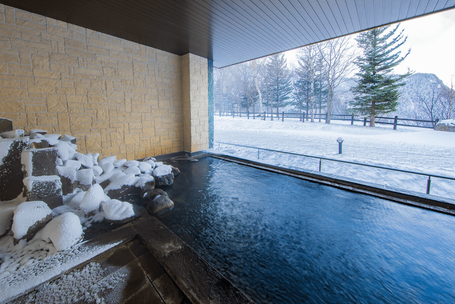 雪化粧した絶景を楽しみながら、体の芯まで温まる温泉は格別です。
